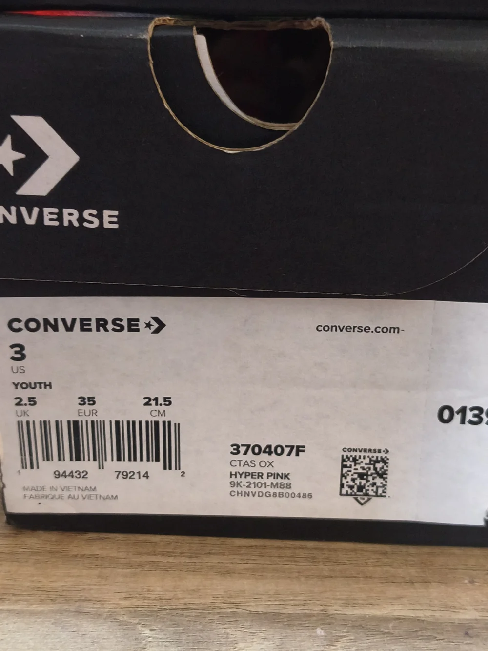Converse Girls Low Top Canvas Sneakers in Hot Pink Size 3 New In Boxes
